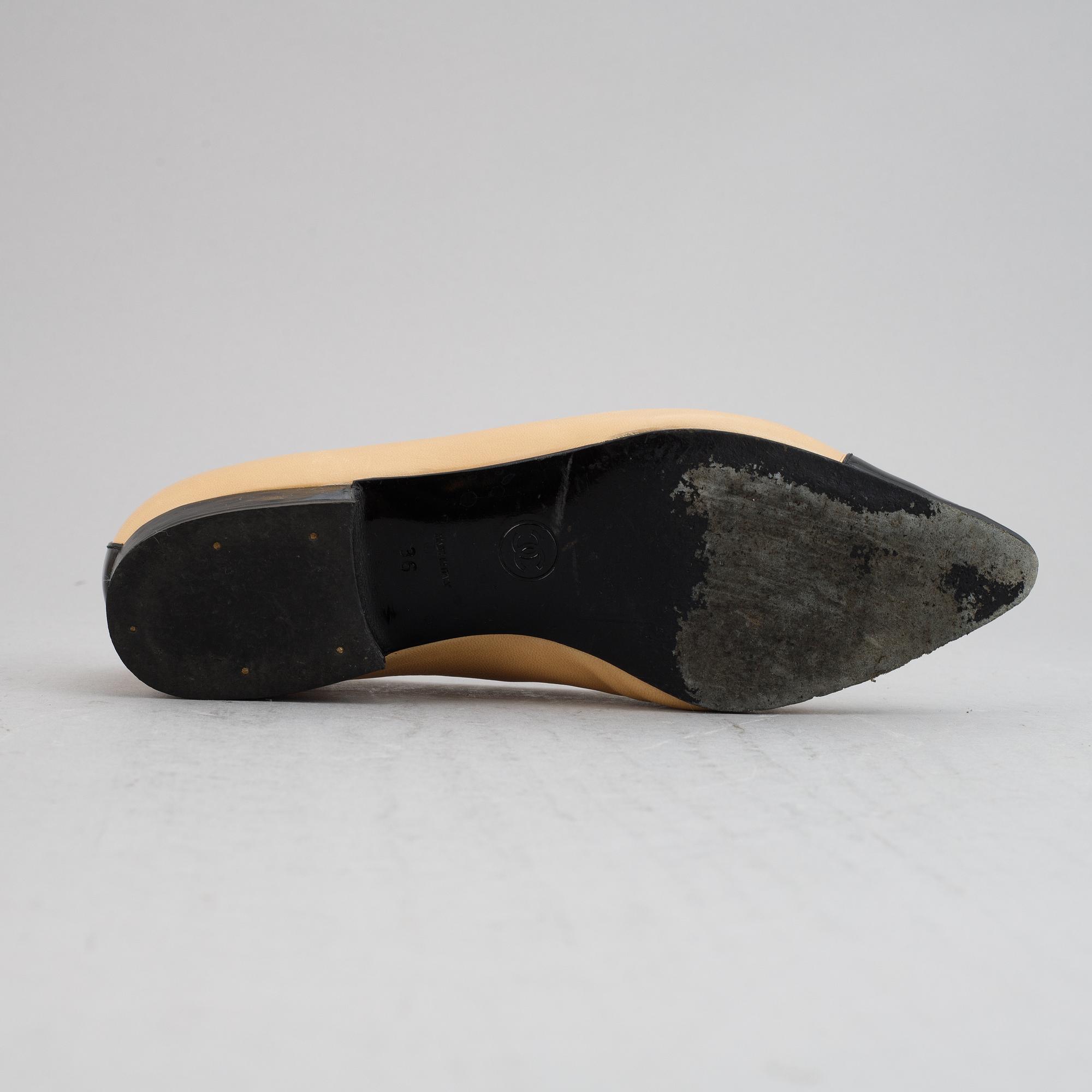 Chanel, a pair of leather shoes, size 36.