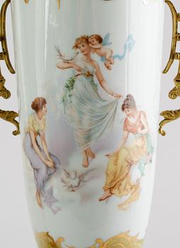 LOCKURNOR, 1 par, porslin och mässing, sannolikt Frankrike, omkring år 1900.