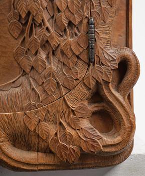 Jugend, hörnskåp, skulpterad björk, Sverige, tidigt 1900-tal.