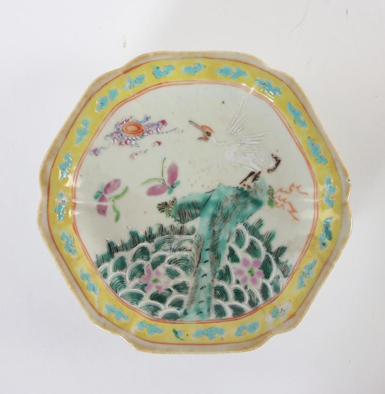 SKÅLFAT och KAROTT MED LOCK, porslin, Kina, 1800/1900-tal.