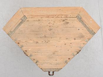 HÄNGSKÅP, 1800-tal.