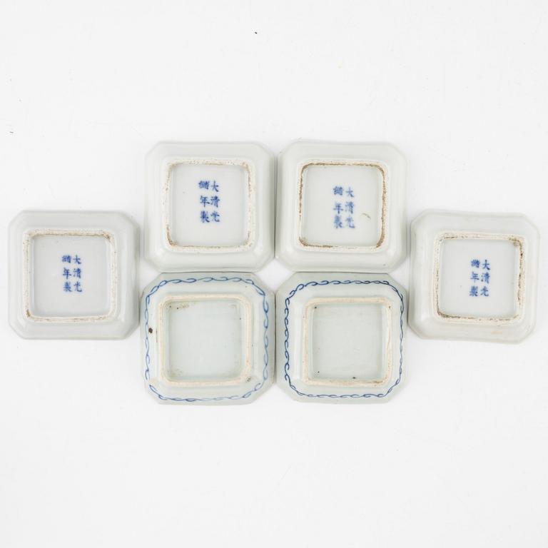 13 blue and white porcelain dishes, China, late Qingdynasty.