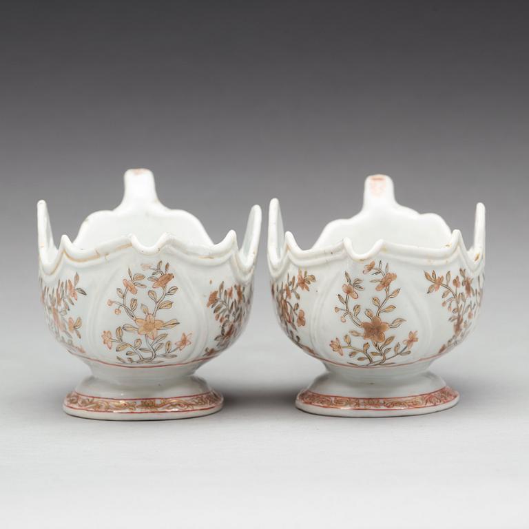 A pair of 'rouge de fer' sauce boats, Qing dynasty, Qianlong (1736-95).