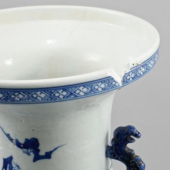 GOLVVAS, porslin, Kina, troligen sen Qing, omkring år 1900.