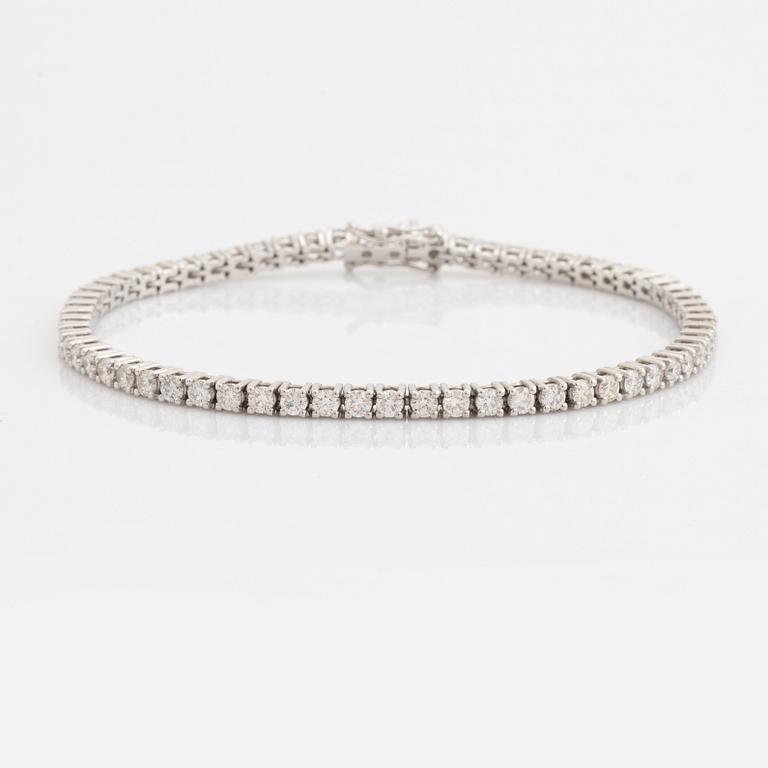 Tennisarmband med briljantslipade diamanter totalt ca 3,72 ct, med report HRD.