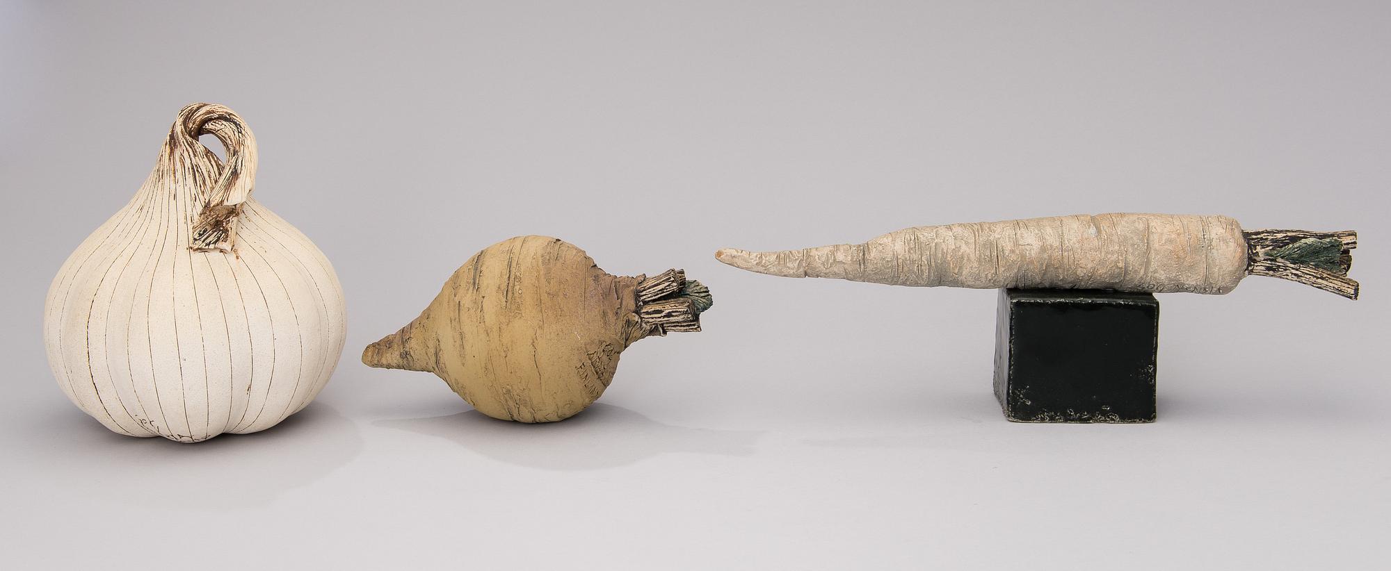 GUNVOR OLIN-GRÖNQVIST, KERAMIKSKULPTURER, 3 ST. Signerade GOG, Arabia, Finland.