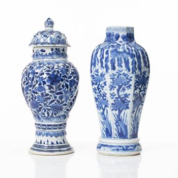 Two Chinese blue and white porcelain urns, Qing dynasty, Kangxi (1662-1722).