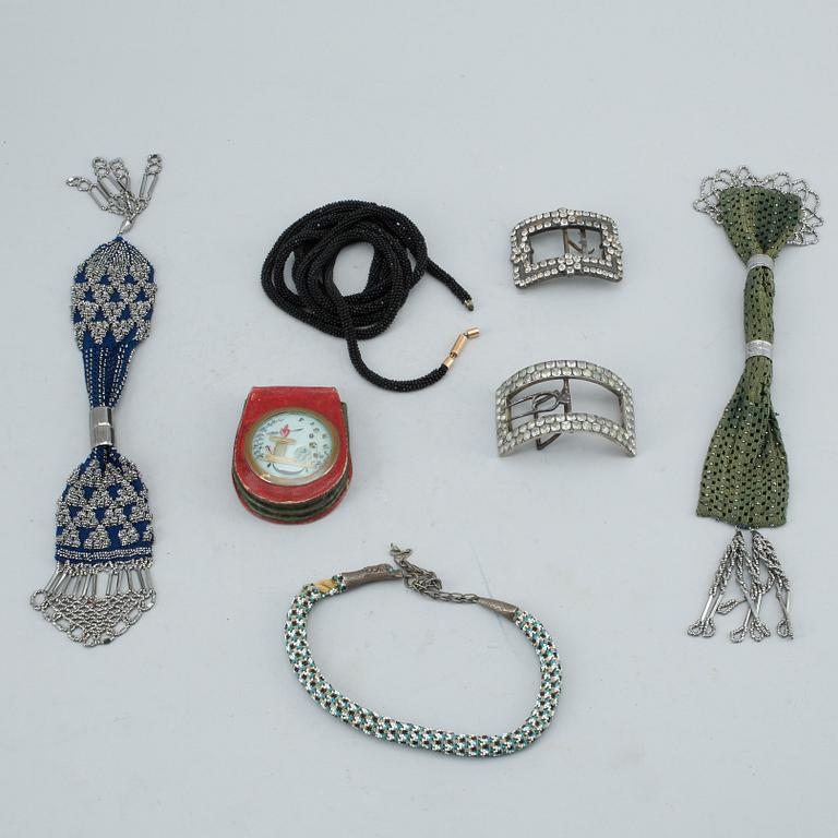 DIVERSE PORTMONNÄER, SNODDAR, SPÄNNEN, 7 delar, 1700-1800-tal.