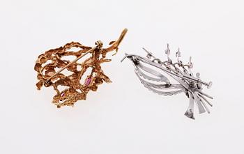 BROSCHER, 2 st, 14 K guld med stenar. Ca 23 g.
