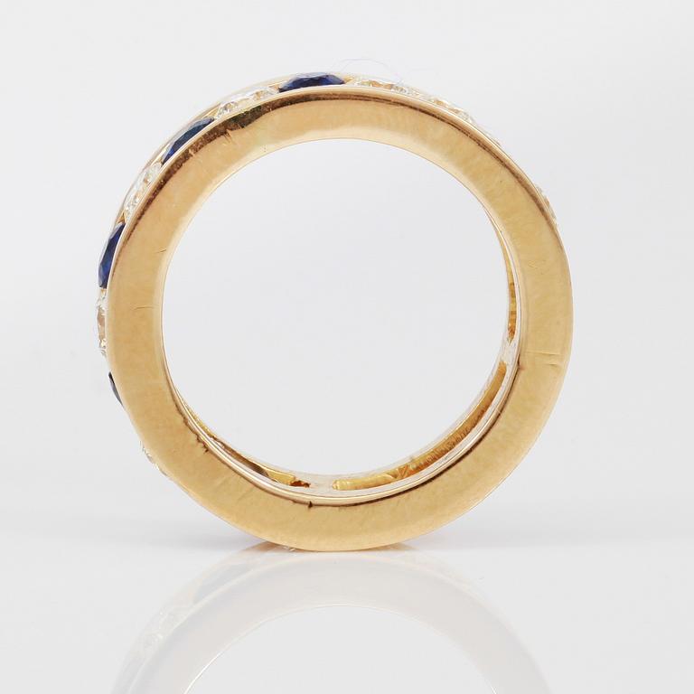 RING, 5 blå safirer samt 15 briljantslipade diamanter totalt ca 2,40 ct.