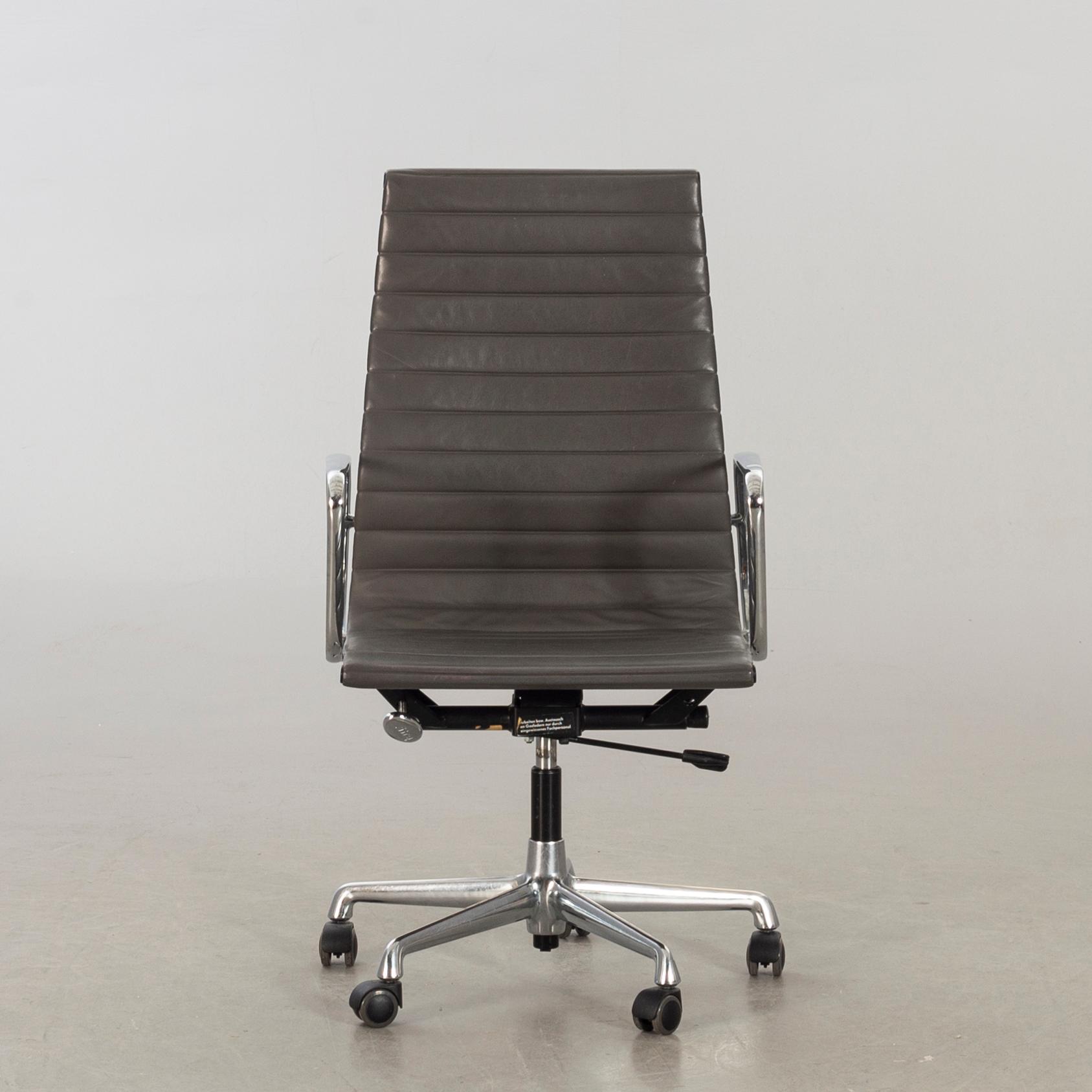 CHARLES & RAY EAMES, Kontorsstol EA 117 Vitra 1900-talets senare del.