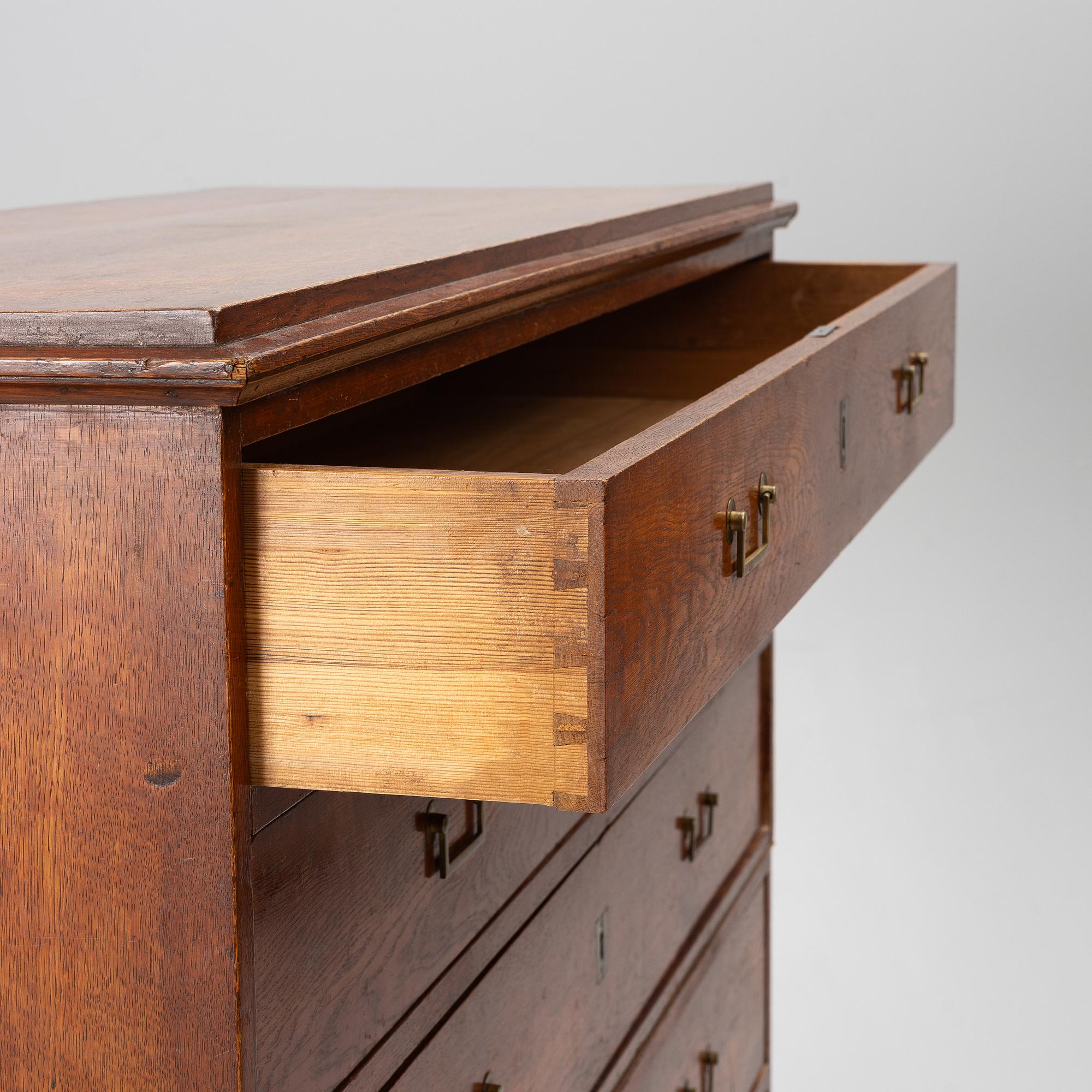 Chest of drawers, late Gustavian, circa 1800.