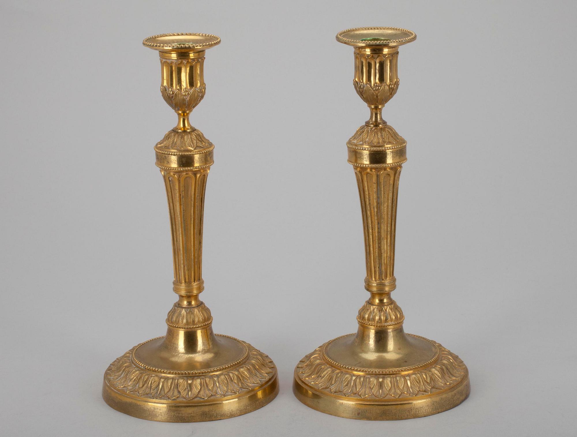 LJUSSTAKAR, ett par, förgylld brons, Louis XVI, 1800-talets första hälft.