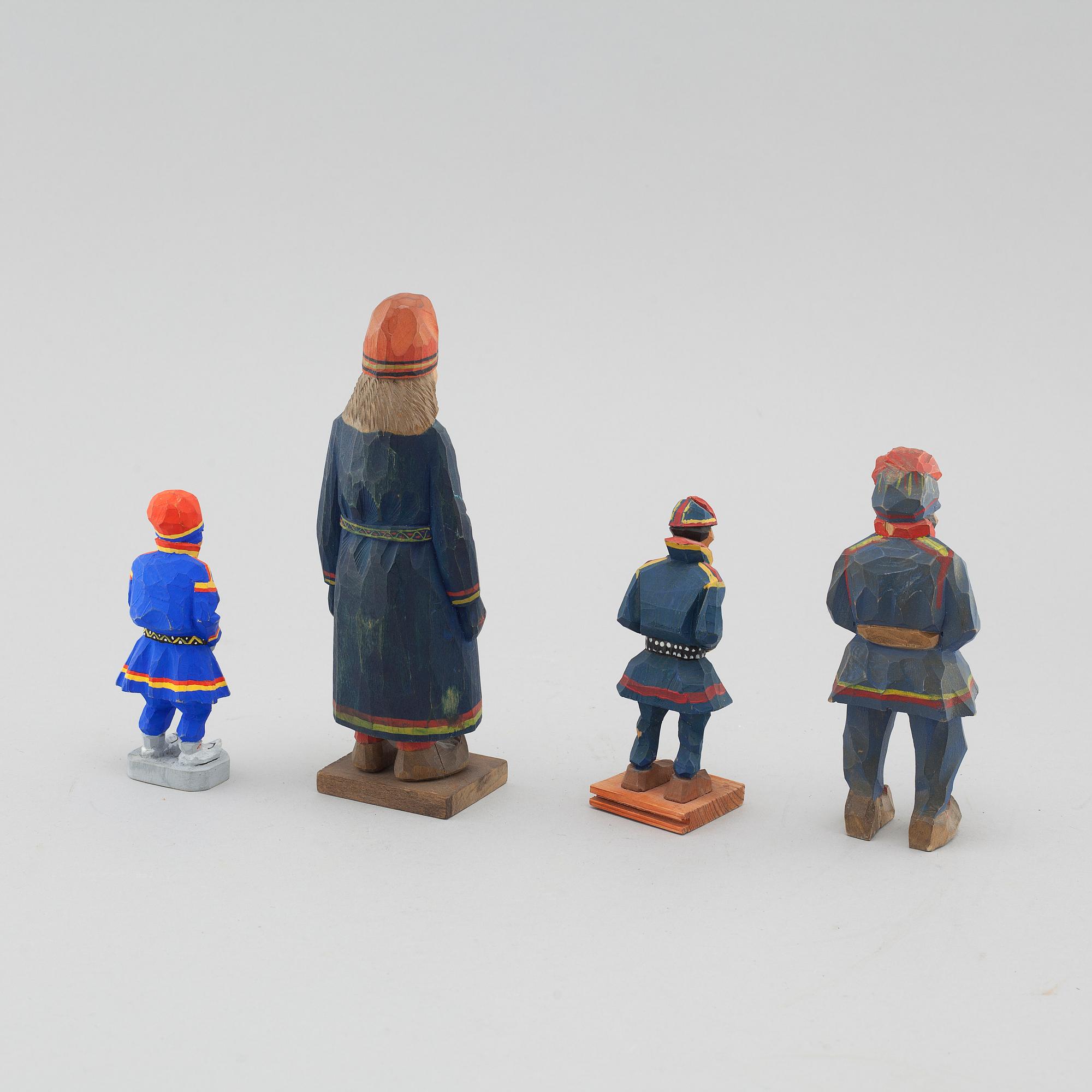 TRÄFIGURER, 4 st, en Lorens Larsson, delvis signerade.
