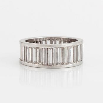 878. AN ETERNITY RING set with baguette-cut diamonds of graduated sizes.