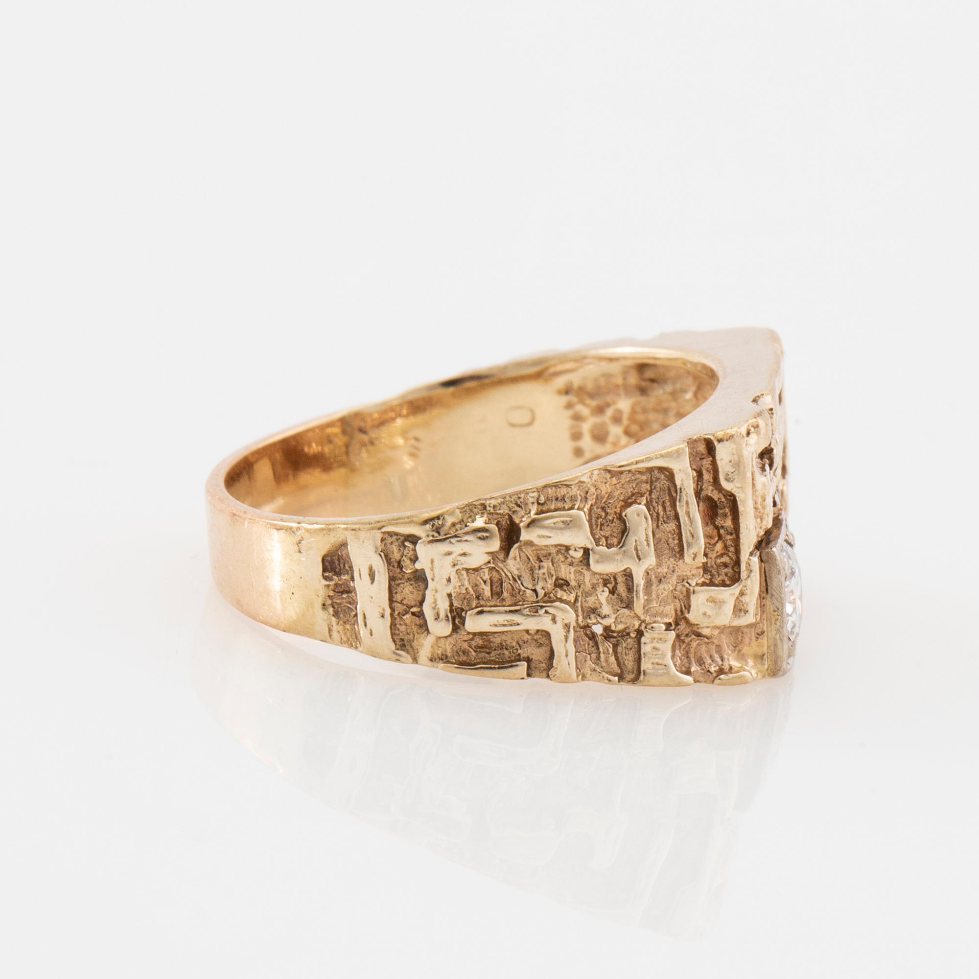 Ring/Claw ring 14K gold with a round brilliant-cut diamond.