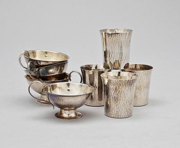 PUNCHMUGGAR samt SUPKOPPAR, silver, bla K G Malmströms Guldsmeds AB, Uppsala. 1969-1980. Totalvikt 311.