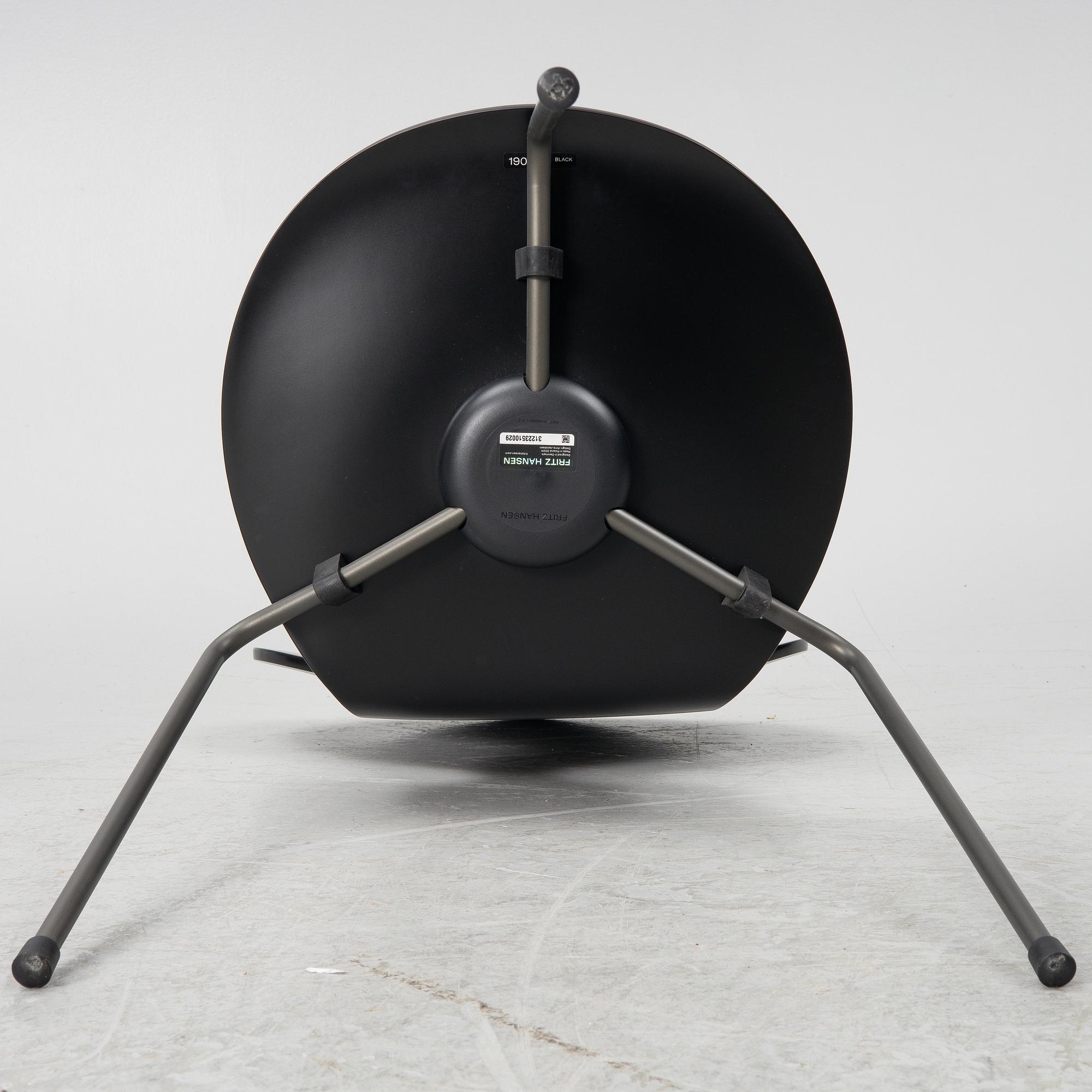 Arne Jacobsen, stolar, 4 st, "Myran", Fritz Hansen, Danmark, 1900-talets andra hälft resp 2024.