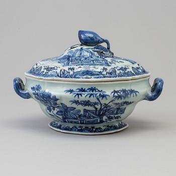 A blue and white tureen with cover, Qing dynasty, Qianlong (1736-95).