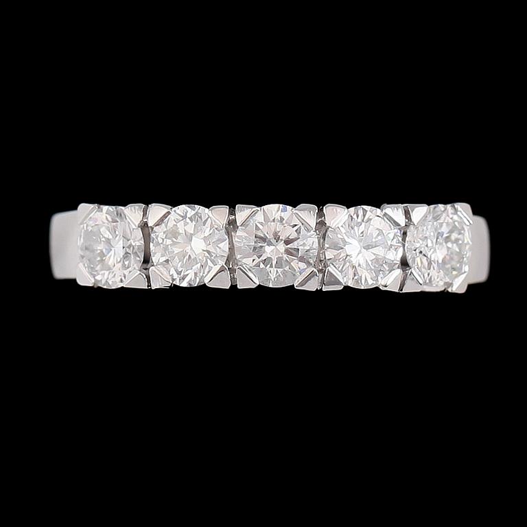 RING, 18k vitguld, 5 briljantslipade diamanter tot ca 0.94 ct.