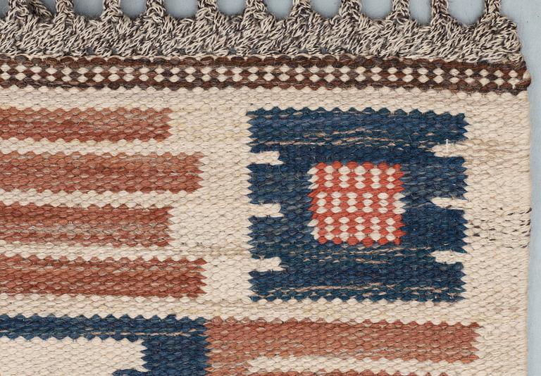 CARPET. "Porslinsmattan". Flat weave (rölakan). 275 x 205,5 cm. Signed AB MMF.