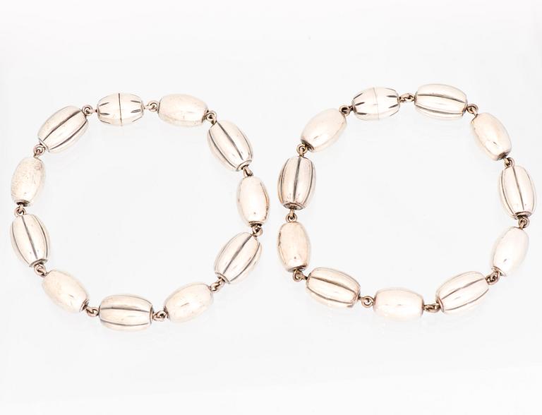 KAULAKORU, RANNEKORUJA, 2 kpl, ja SORMUS, "Halikon Kääty", hopeaa. Kalevala Koru 1972-83.