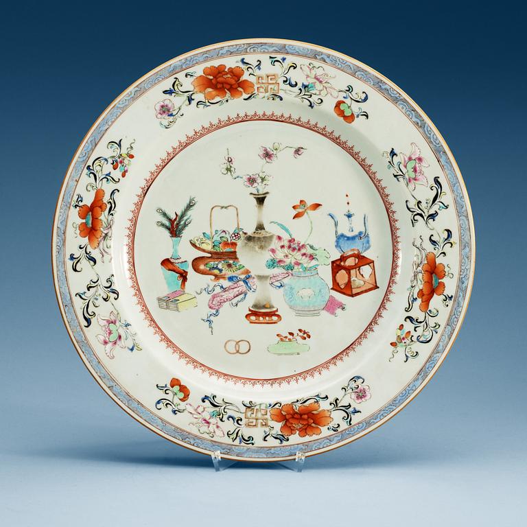 A famille rose serving dish, Qing dynasty, Qianlong (1736-95).