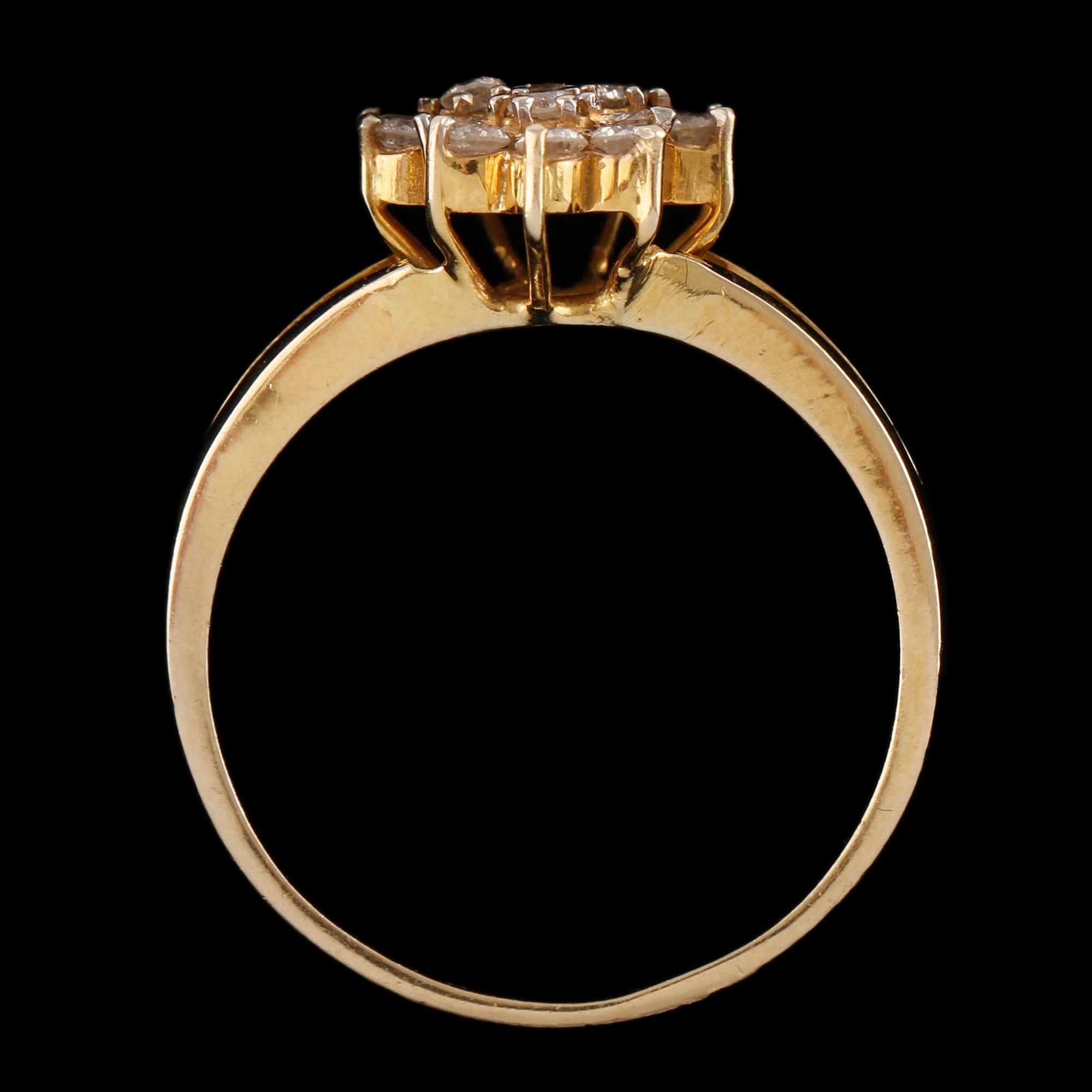 RING, 14k guld med 16 briljantslipade diamanter tot ca 0.32 ct. Vikt 3 g.