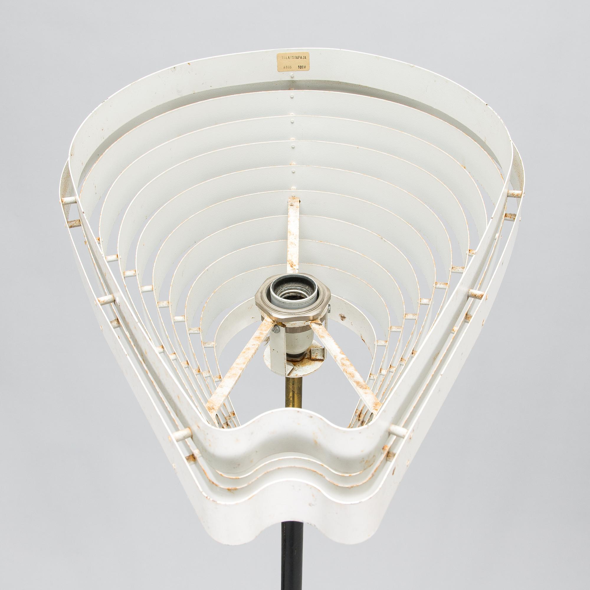 Alvar Aalto, 'Angel wing'  floor light model A 805, manufactured by Valaisinpaja Oy, late 20th century.
