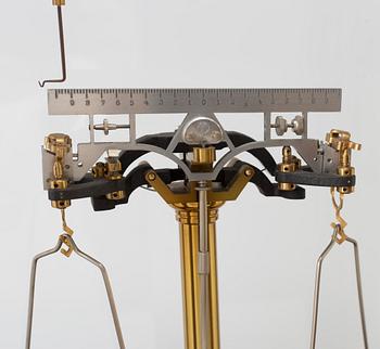 A German Sartorius-Werke Göttingen Scale from mid 20th century.