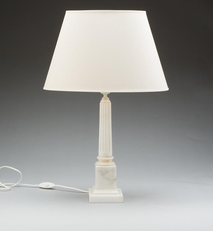 BORDSLAMPA, alabaster , 1900-tal.