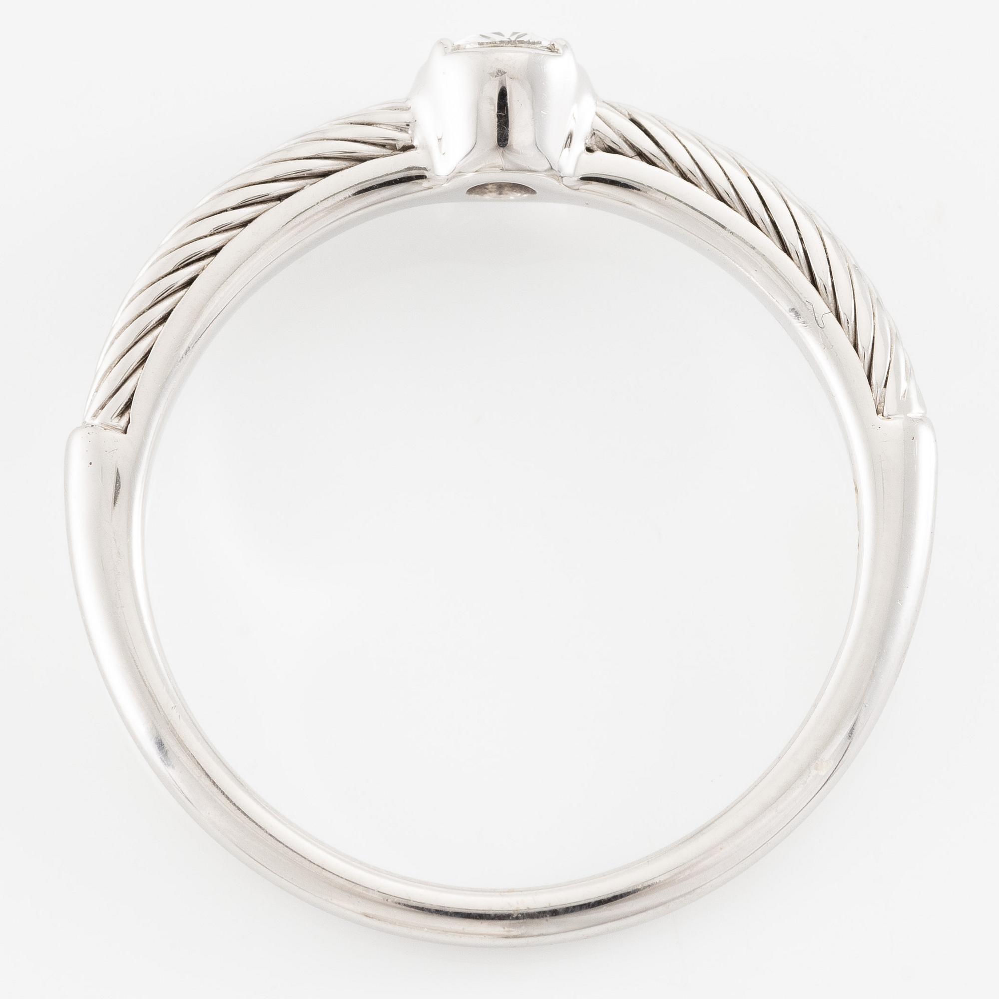 Ring 18K white gold with an oval-cut diamond.