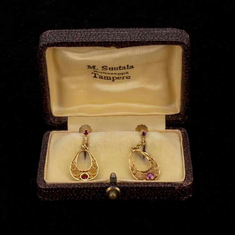 ÖRHÄNGEN, guld 18K, med röda stenar. Kaarle August Wahlroos, Tammerfors 1925. Vikt 4,2 g.