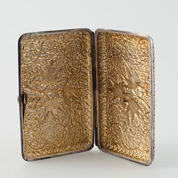 CIGARETTETUI, ostämplat silver. Vikt ca 148,7 g.
