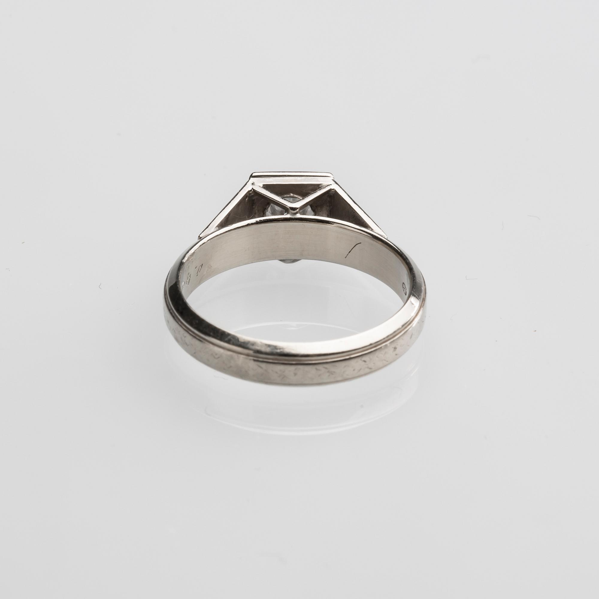 RING, 18 k vitguld med briljantslipad diamant, ca 0,40 ct. Vikt ca 4,9 g.