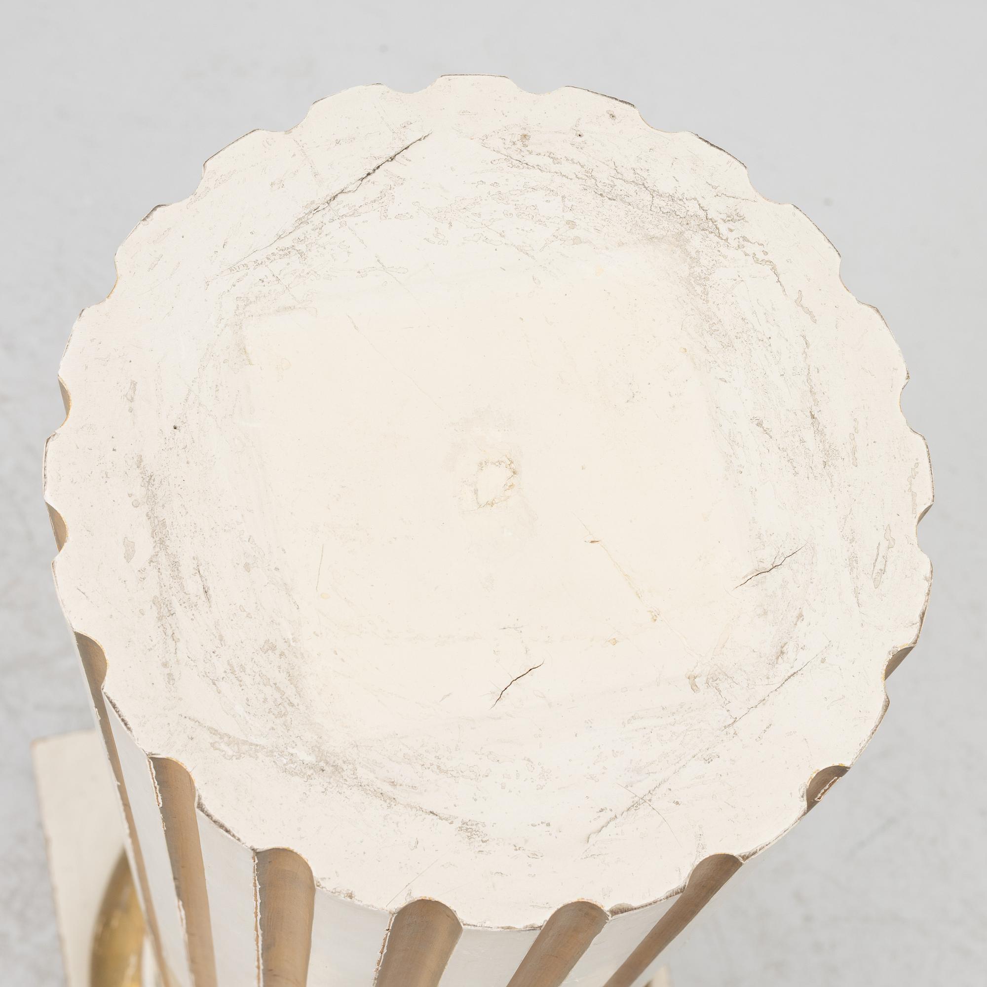 A pedestal, early 20th Century.