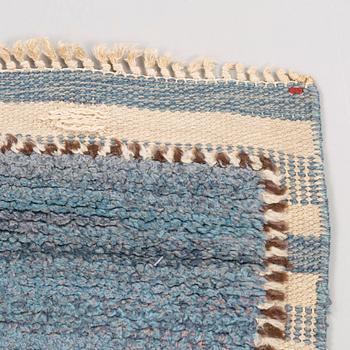 CARPET. "Gyllenrutan blå". Knotted pile in relief. 140 x 94 cm. Signed AB MMF BN.