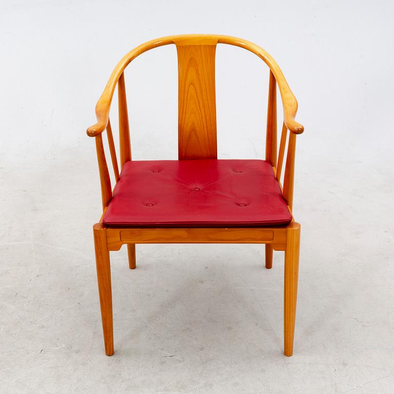 Hans J Wegner, karmstolar ett par "Kina-stolen" för Fritz Hansen, Danmark, daterade 1994.