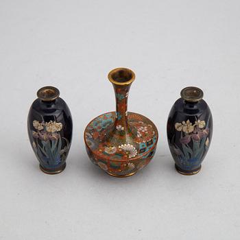 Minatyrvaser, cloisonné, tre stycken (2+1), Japan, Meiji (1868-1912).