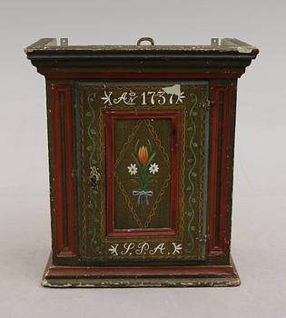 HÄNGSKÅP, allmoge, 1700-tal.