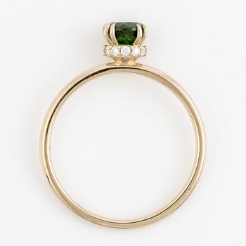 Ring 14K white gold with chrome diopside and brilliant-cut diamonds.