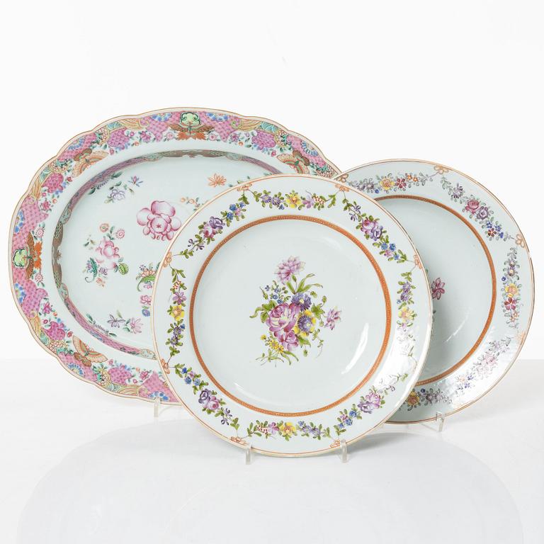 A Chinese famille rose porcelain oval dish and a pair of plates, Qing dynasty, Qianlong (1736-95).