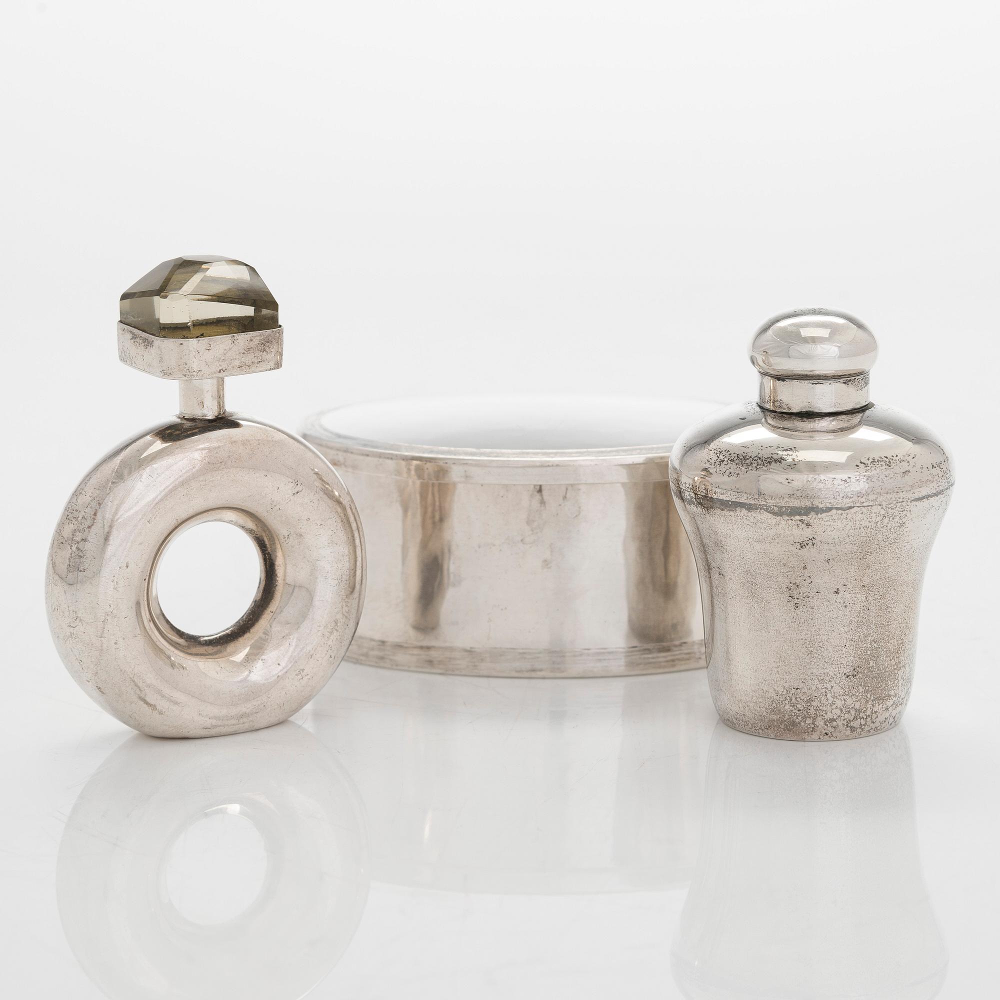 Flakonger, 2 st, silver, samt dosa, sterlingsilver, Finska och svenska stämplar.