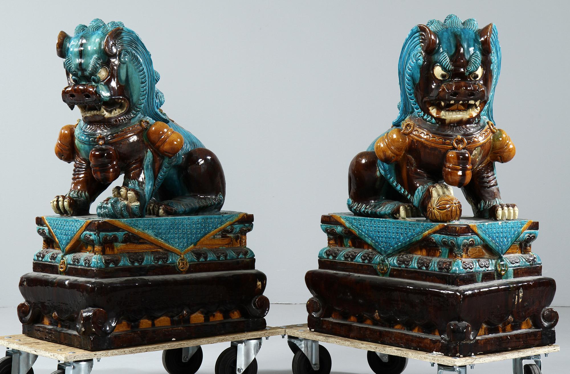 TEMPELLEJON, ett par, stengods, Kina, 1800/1900-tal.