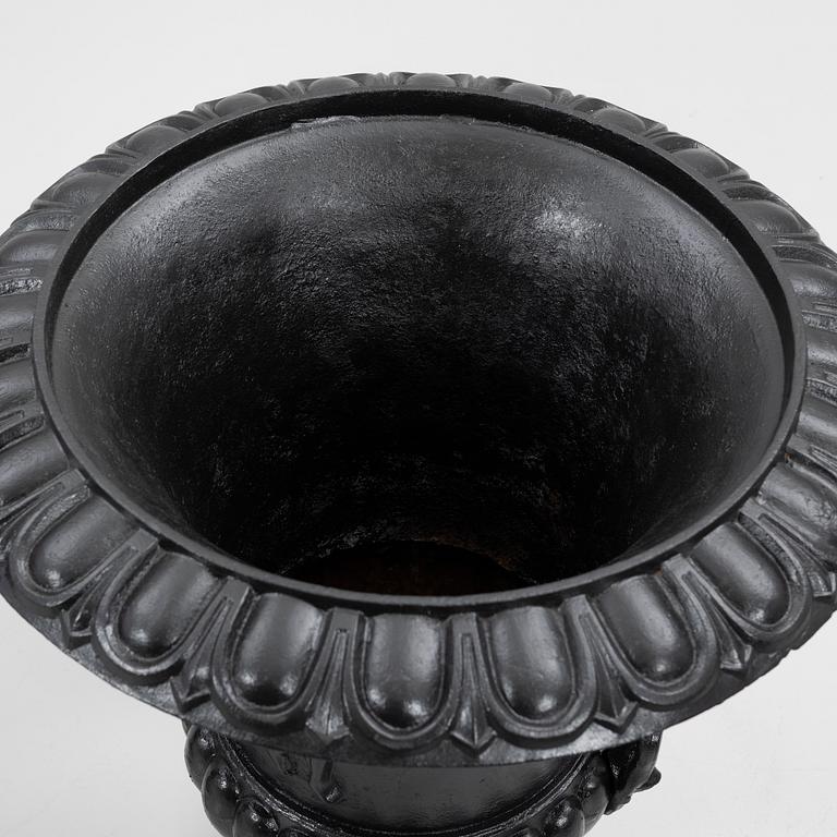 Garden urns, a pair, 20th century.