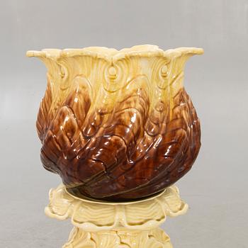 AN early 1900s majolica pedestal and flower urn.