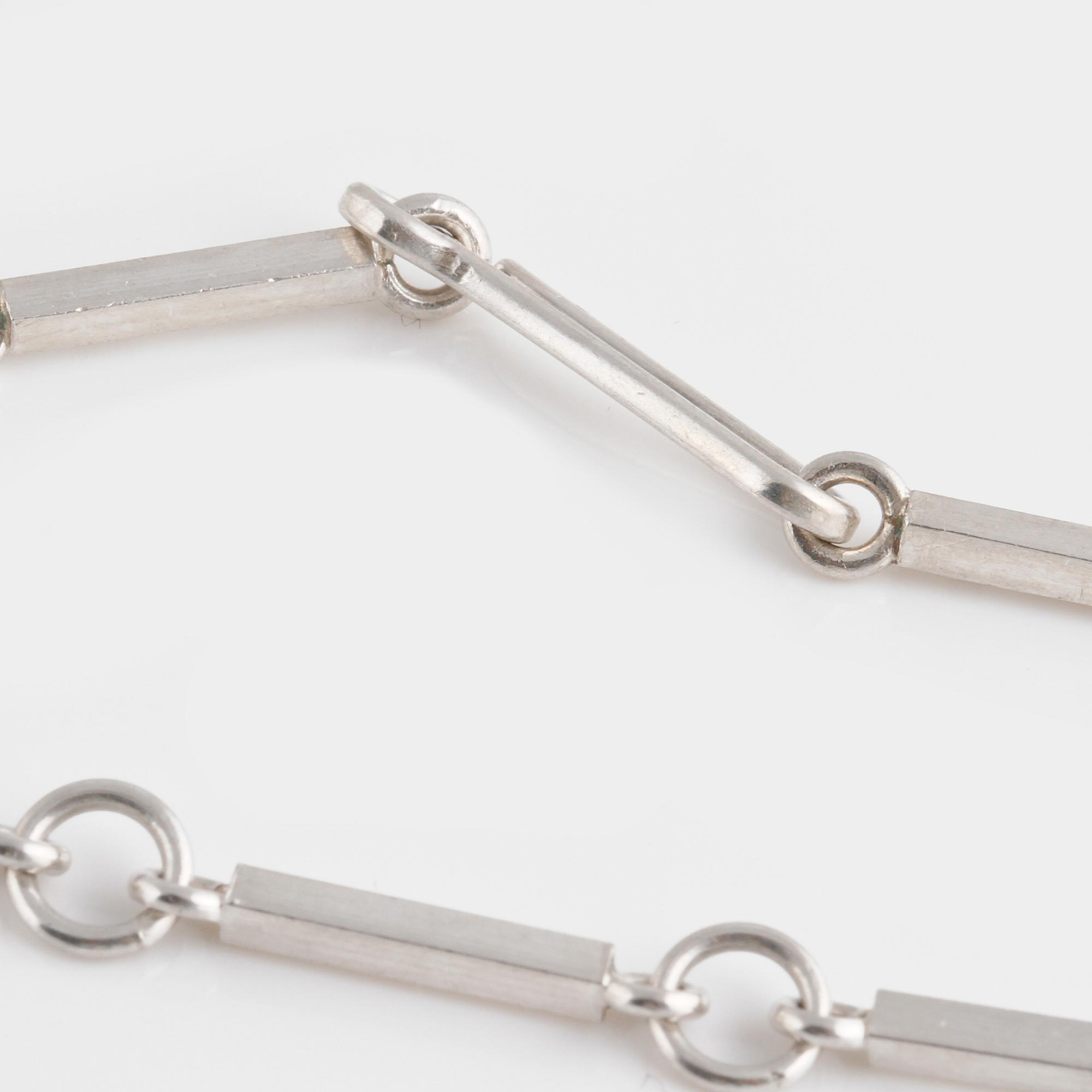 HALSSMYCKE, sterlingsilver med fasettslipad bergkristall, Wiwen Nilsson, Lund, 1942. Vikt 37,8 gram.