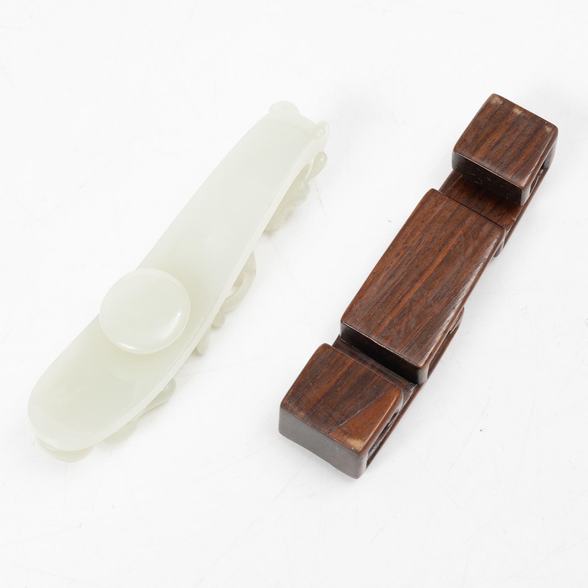 Bälteshake samt amulett och ask, nefrit och sten, Qingdynastin.