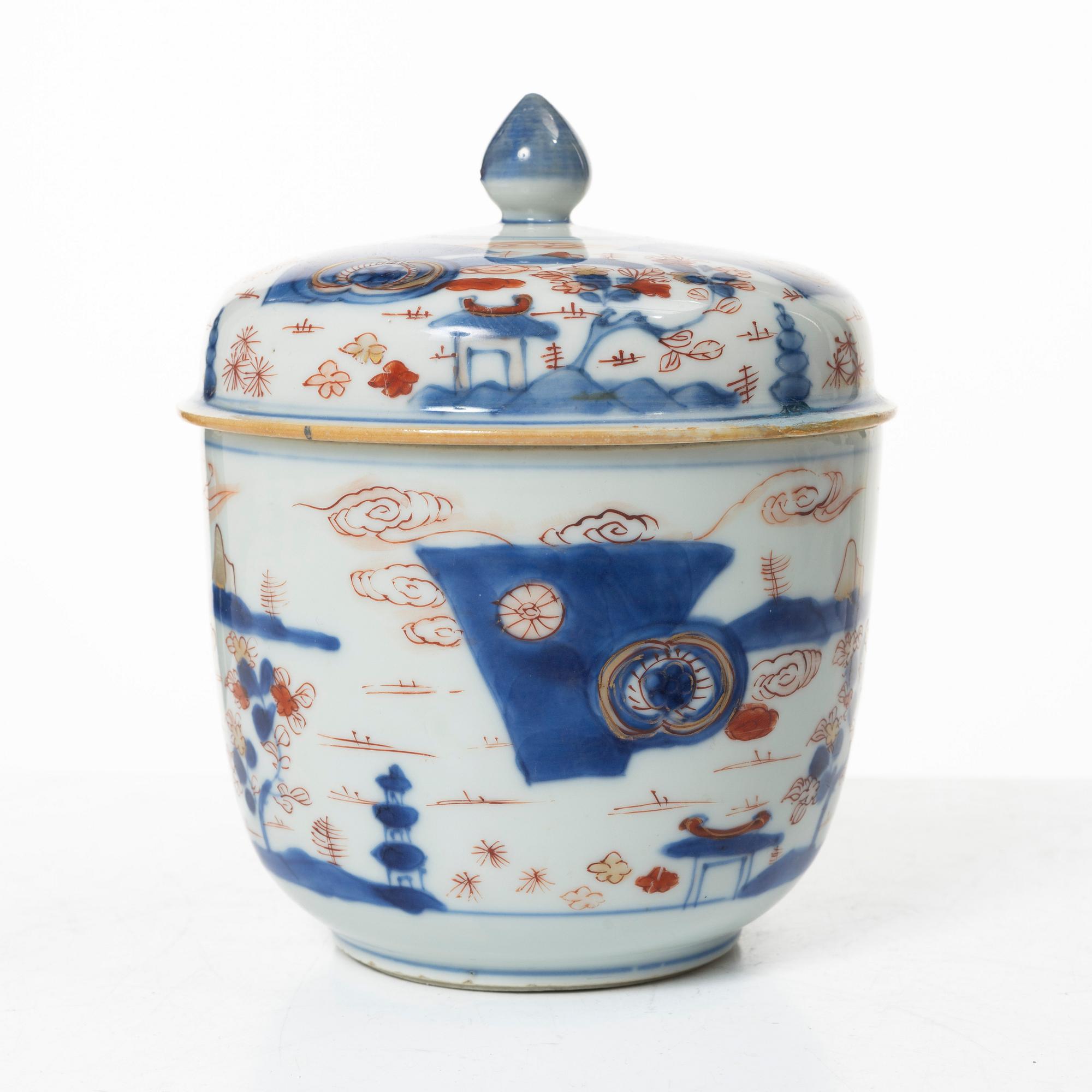 An Imari porcelain bowl with cover, China, 18th/19th century.