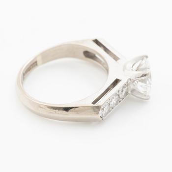 Ring, 18K white gold with brilliant-cut diamonds.